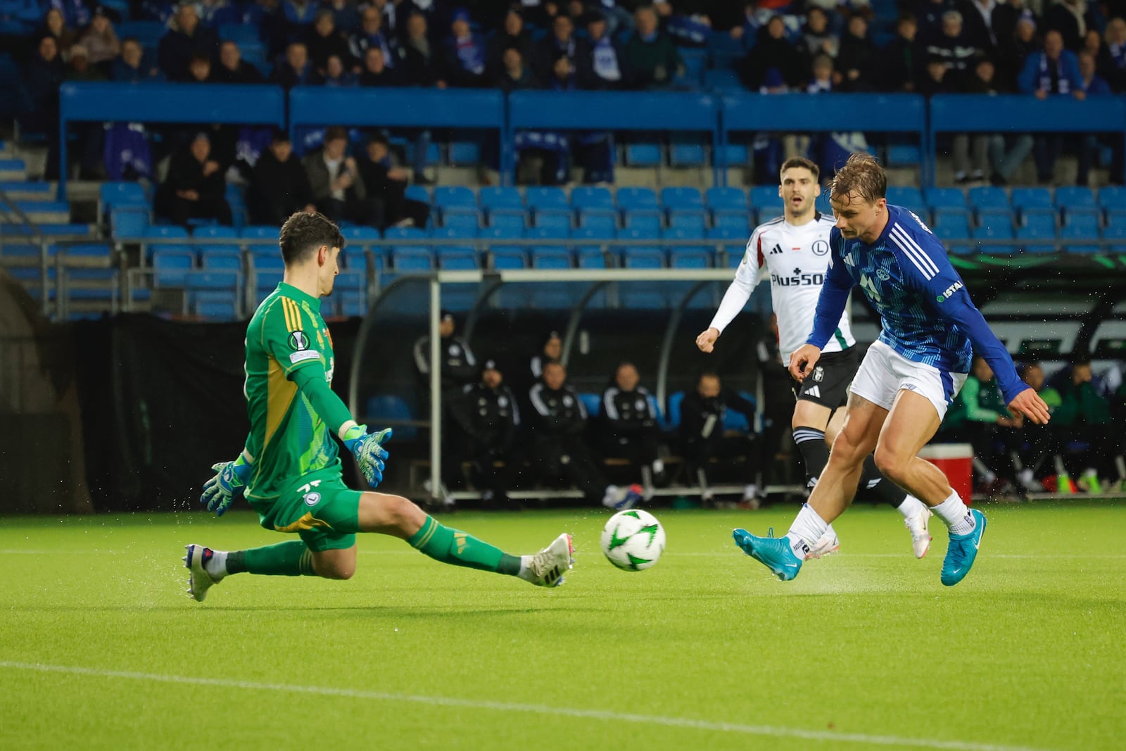 Molde's Fredrik Gulbrandsen, right, scores his side's third goal during the Conference League round of 16 first leg soccer match between Molde FK and Legia Warszawa in Molde, Norway, Thursday, March 6, 2025. (Svein Ove Ekornesvag/NTB Scanpix via AP)