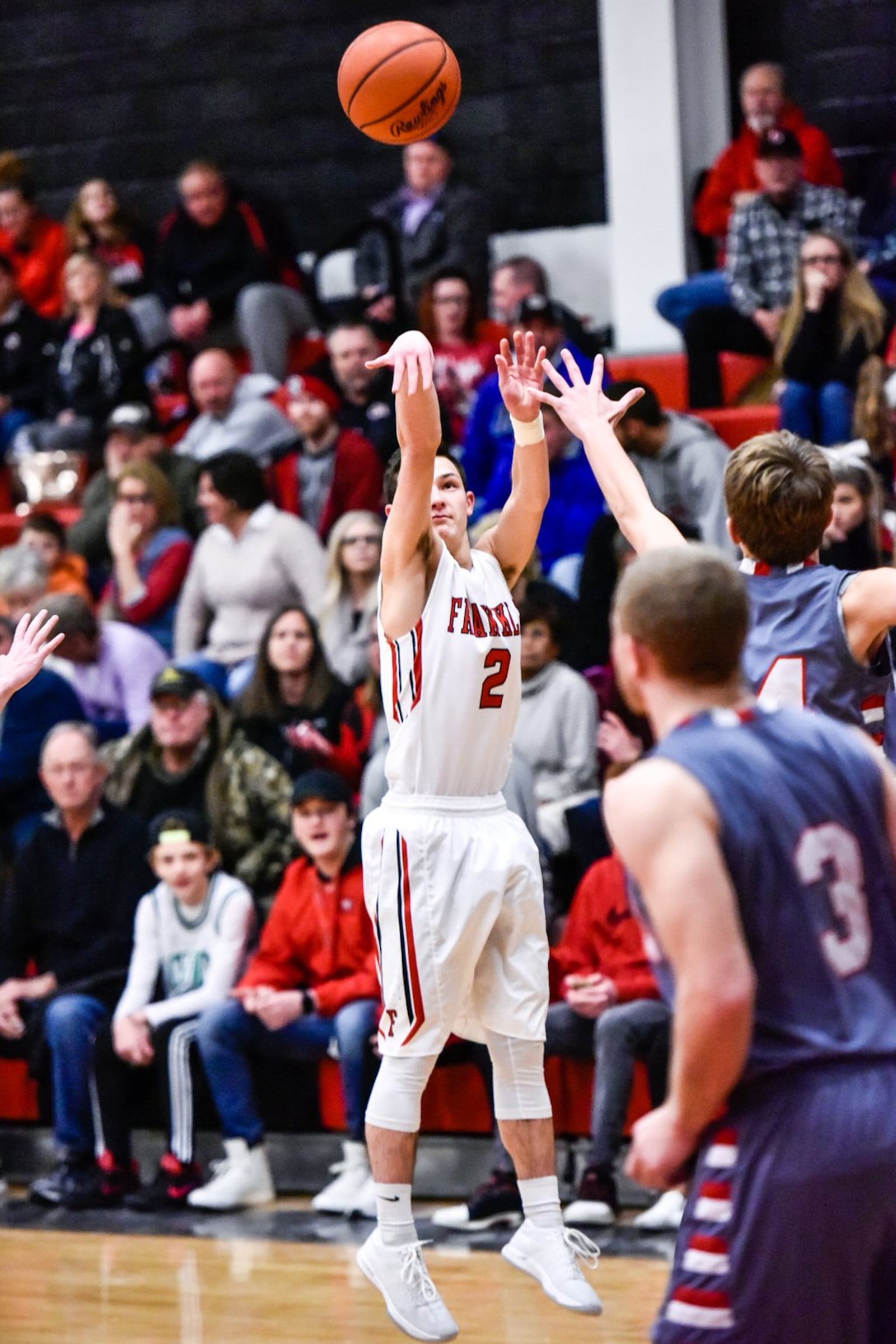 Franklin’s Payton Knott puts up a jumper over Carlisle’s Nolan Burney and Jake Moore (3) during Tuesday night’s game at Darrell Hedric Gym in Franklin. NICK GRAHAM/STAFF