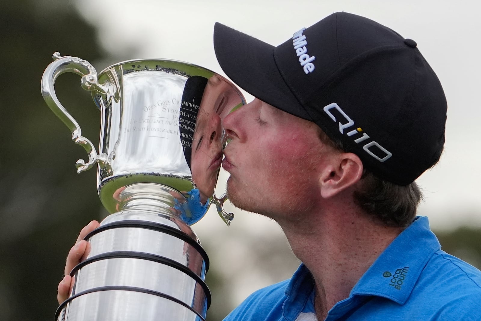 Ryggs Johnston of the United States kisses the Stonehaven Cup after winning the Australian Open golf championship at the Kingston Heath Golf Club in Melbourne, Australia, Sunday, Dec. 1, 2024. (AP Photo/Asanka Brendon Ratnayake)