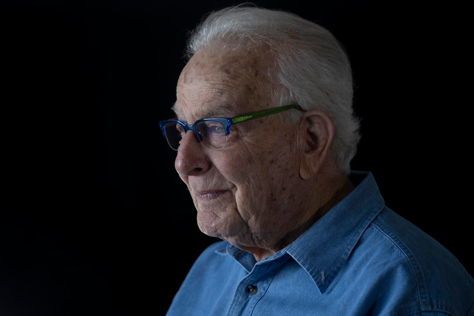 Holocaust survivor Naftali Fürst pauses during an interview at home in Haifa, Israel, Tuesday, Jan. 14, 2025. (AP Photo/Maya Alleruzzo)