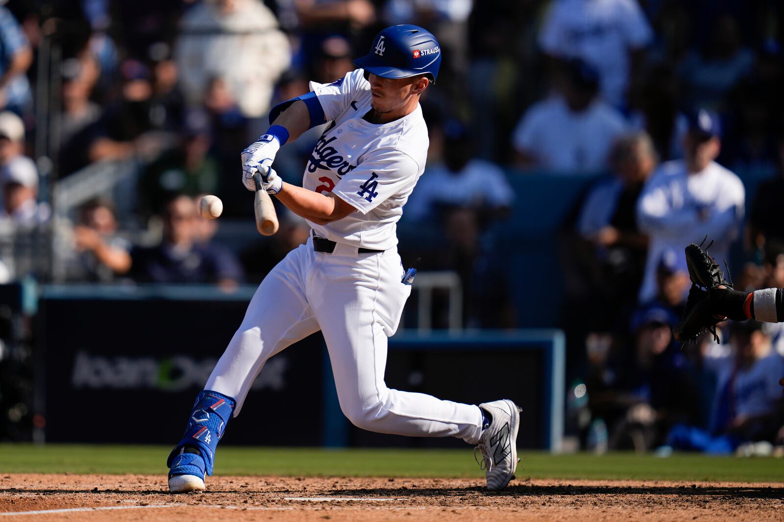 Los Angeles Dodgers' Tommy Edman drives in two runs with a single against the New York Mets during the sixth inning in Game 2 of a baseball NL Championship Series, Monday, Oct. 14, 2024, in Los Angeles. (AP Photo/Gregory Bull)