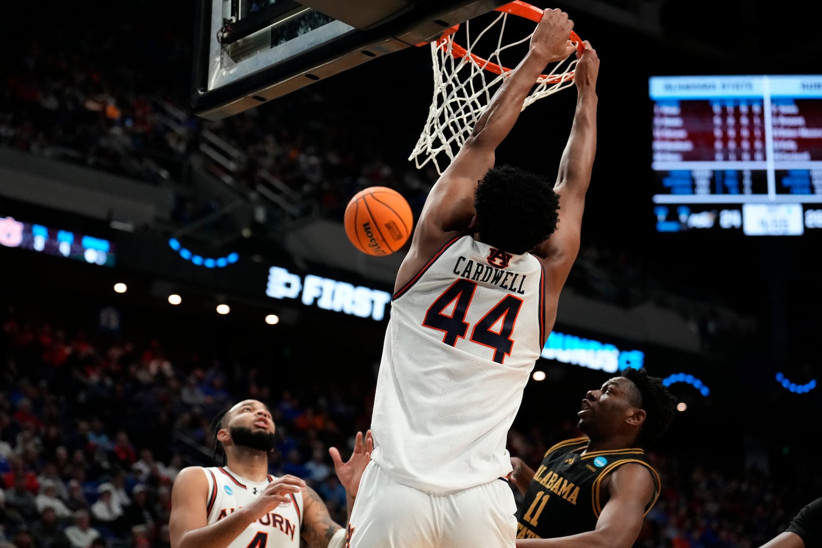 Auburn center Dylan Cardwell (44) dunks against Alabama State during the first half in the first round of the NCAA college basketball tournament, Thursday, March 20, 2025, in Lexington, Ky. (AP Photo/Brynn Anderson)