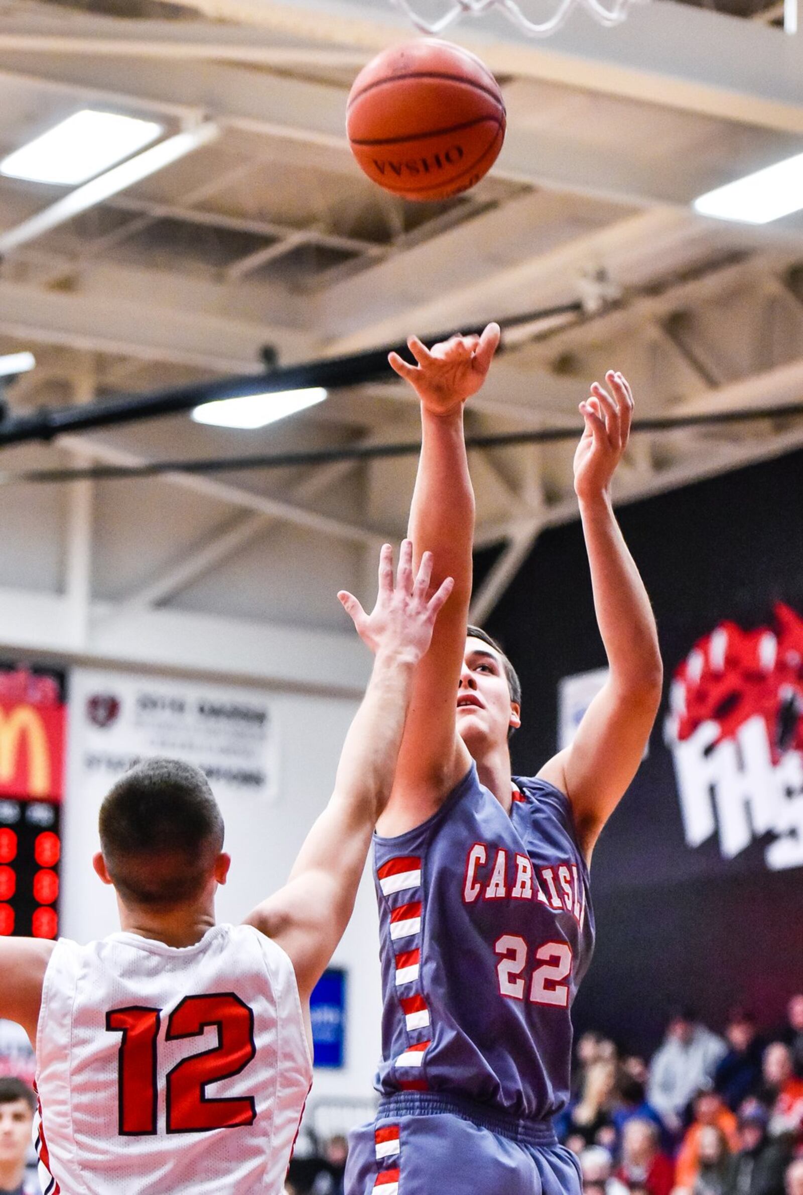 Carlisle’s Justin Flor puts up a shot over Franklin’s Braden Hall during Tuesday night’s game at Darrell Hedric Gym in Franklin. NICK GRAHAM/STAFF