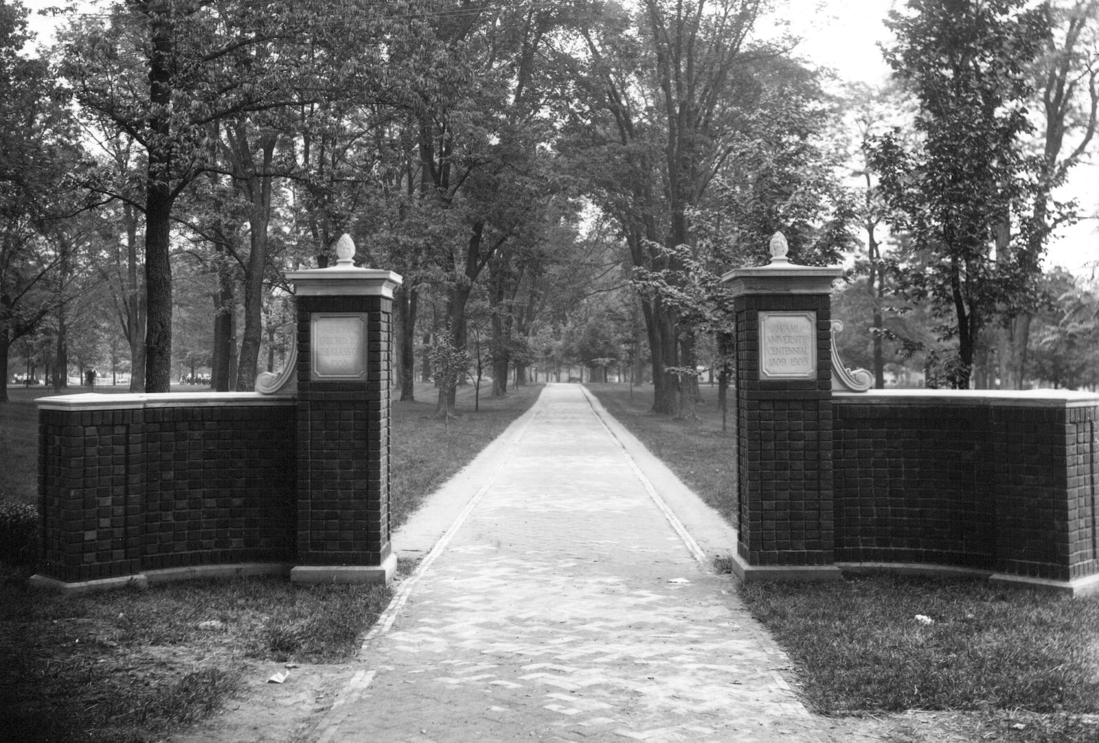 A view of Slant Walk photographed in 1909. The walk has been a main artery of the university and takes a diagonal path from the center of campus to Uptown Oxford.  MIAMI UNIVERSITY LIBRARIES, FRANK SNYDER COLLECTION