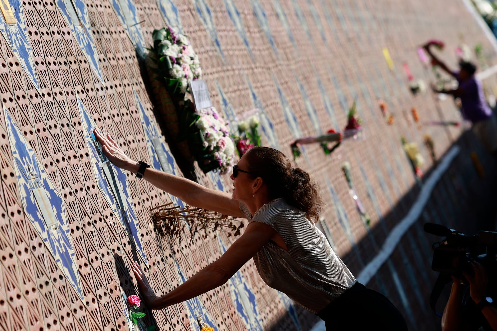 A relative of victim of a 2004 Indian Ocean tsunami participates in its 20th anniversary at Tsunami Memorial Park at Ban Nam Khem, Takuapa district of Phang Nga province, southern Thailand, Thursday, Dec. 26, 2024. (AP Photo/Wason Wanichakorn)