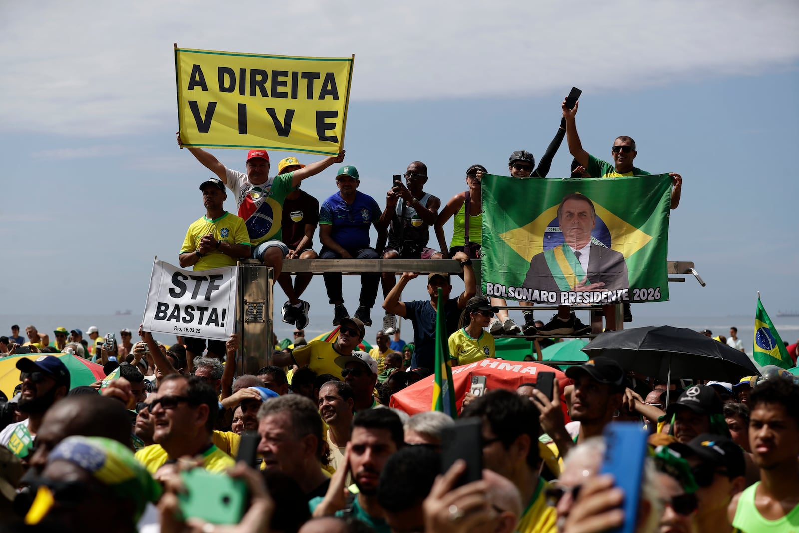 Supporters of Brazil's former President Jair Bolsonaro take part in a rally on Copacabana Beach in support of a proposed bill to grant amnesty to those arrested for storming government buildings in an alleged coup attempt in 2023, in Rio de Janeiro, Sunday, March 16, 2025. (AP Photo/Bruna Prado)