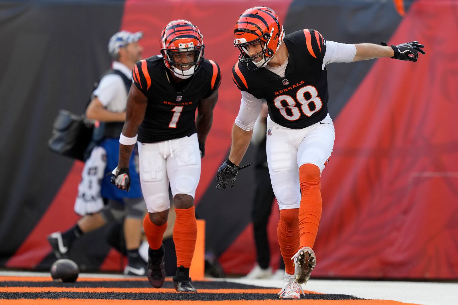 Cincinnati Bengals tight end Mike Gesicki (88) celebrates after scoring a touchdown with wide receiver Ja'Marr Chase (1) during the second half of an NFL football game against the Las Vegas Raiders in Cincinnati, Sunday, Nov. 3, 2024. (AP Photo/Carolyn Kaster)