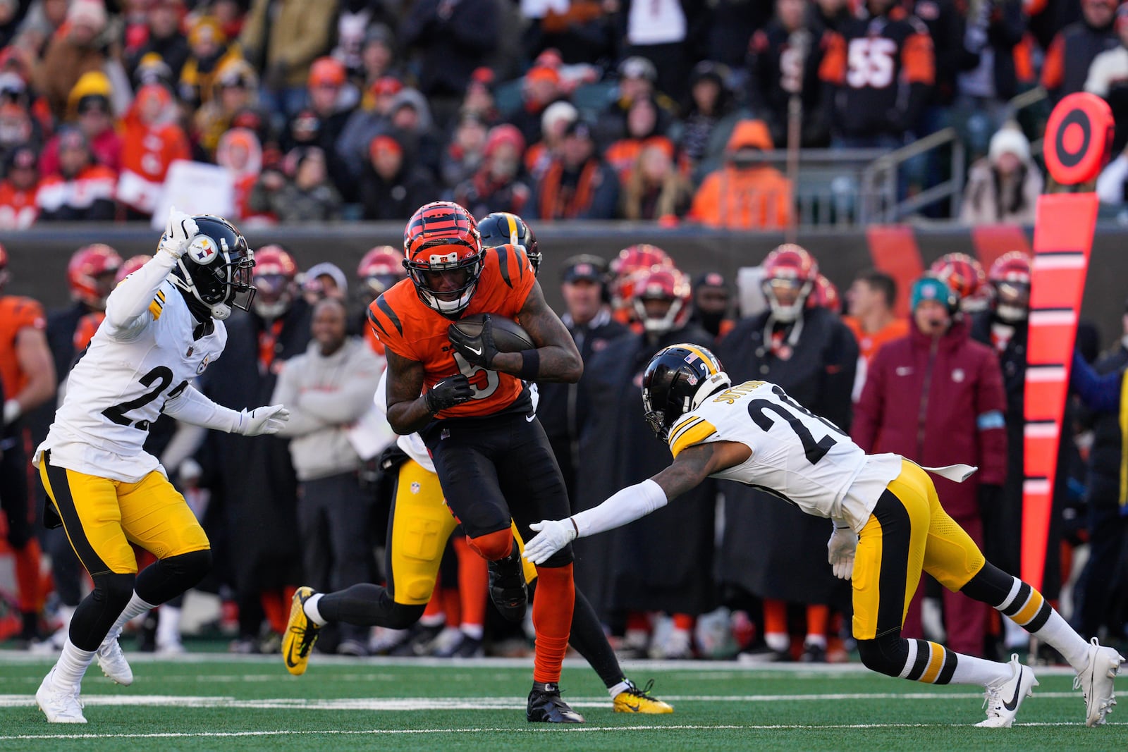 Cincinnati Bengals wide receiver Tee Higgins (5) runs after a catch during the second half of an NFL football game against the Pittsburgh Steelers, Sunday, Dec. 1, 2024, in Cincinnati. (AP Photo/Jeff Dean)