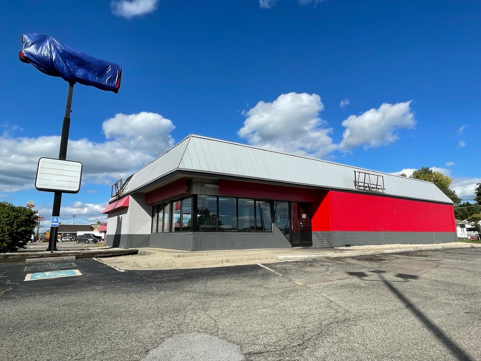 Hardee’s on South Limestone Street in Springfield has closed. BILL LACKEY/STAFF