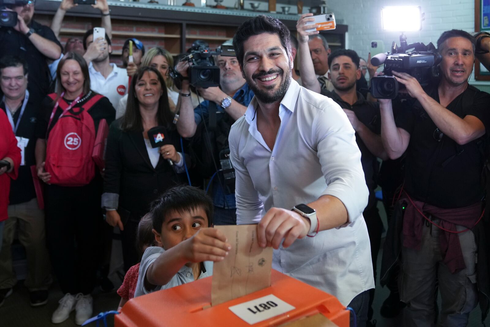 Andres Ojeda, Colorado Party presidential candidate, votes at a polling station during general elections in Montevideo, Uruguay, Sunday, Oct. 27, 2024. (AP Photo/Matilde Campodonico)