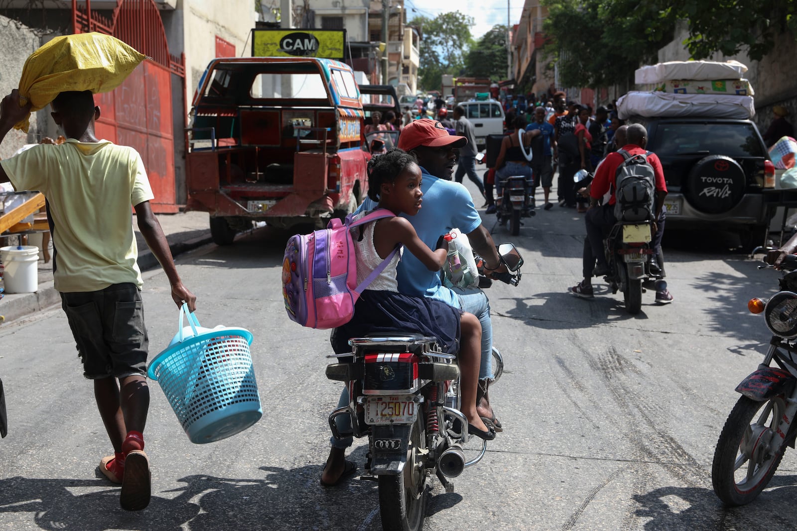 Residents flee their homes to escape gang violence in the Nazon neighborhood of Port-au-Prince, Haiti, Thursday, Nov. 14, 2024. (AP Photo/Odelyn Joseph)