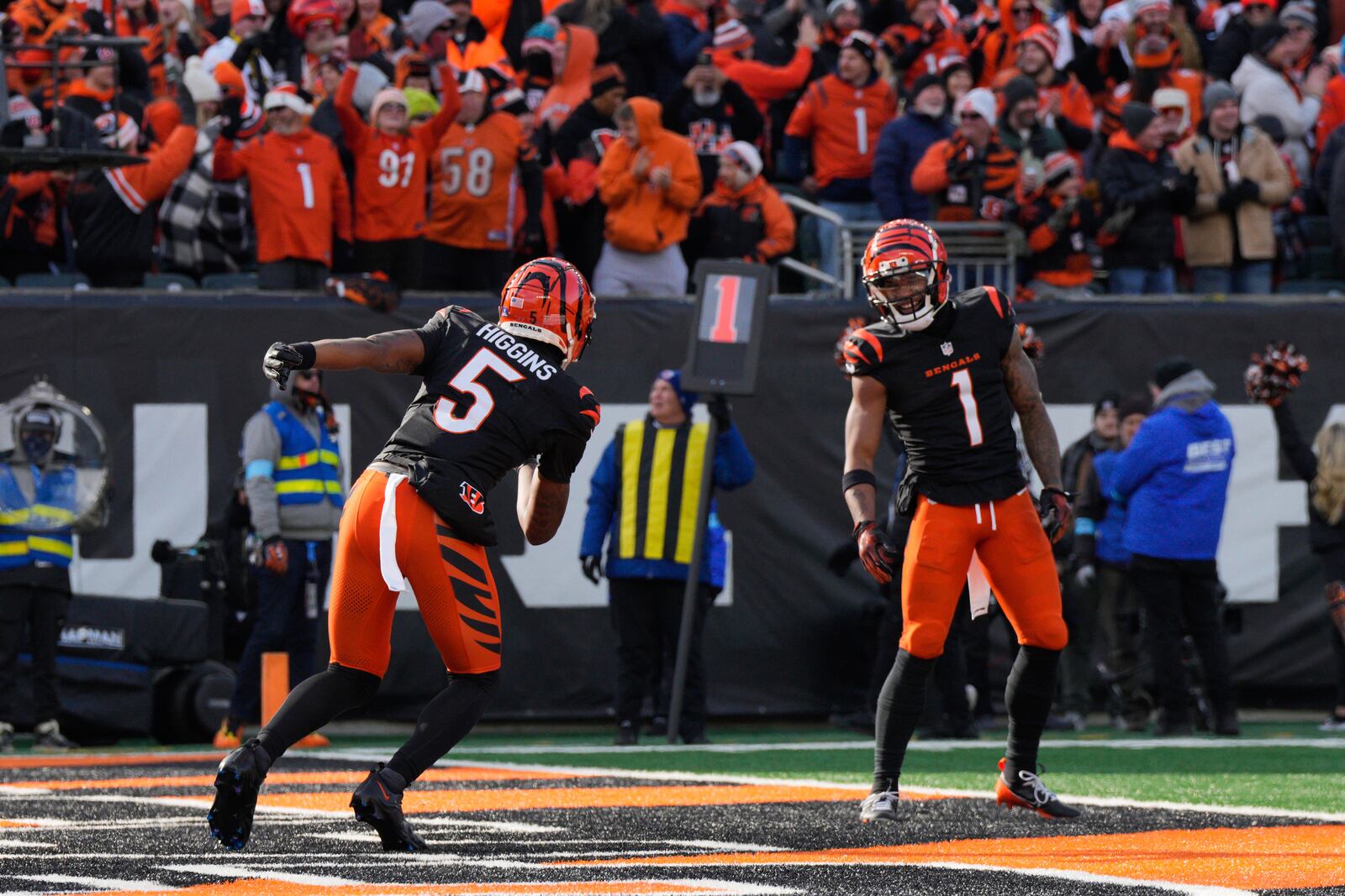 Cincinnati Bengals wide receiver Tee Higgins (5) celebrates with wide receiver Ja'Marr Chase (1) after making a touchdown catch during the first half of an NFL football game, Sunday, Dec. 22, 2024, in Cincinnati. (AP Photo/Jeff Dean)