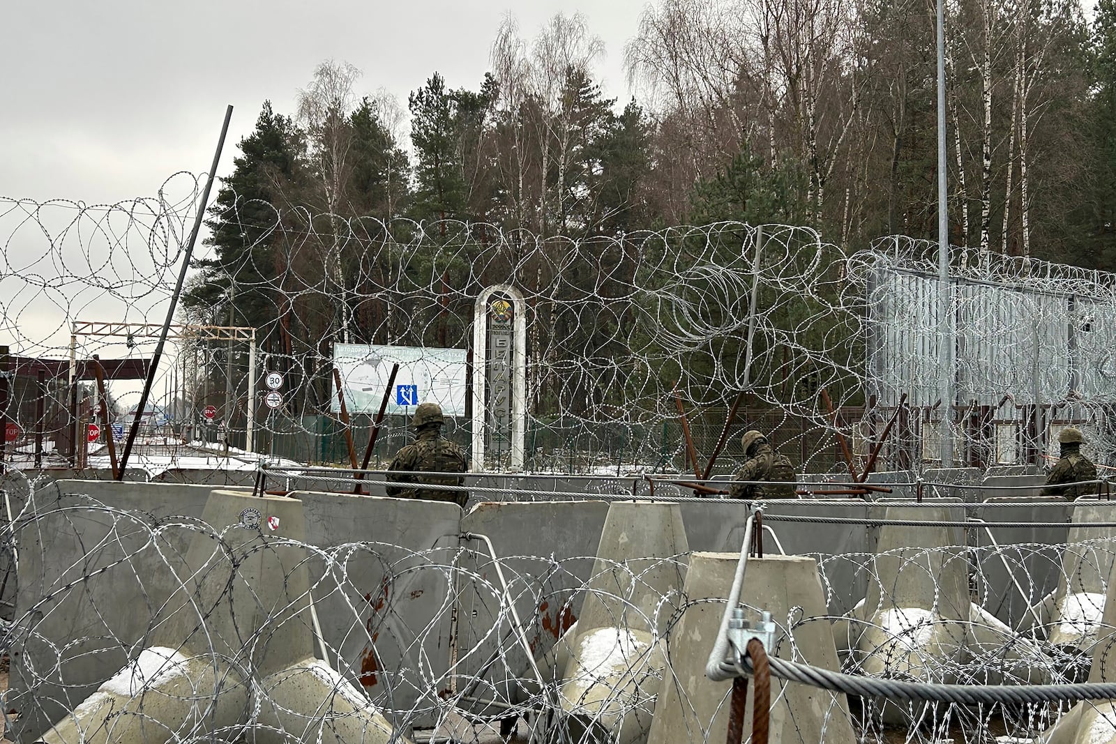 Polish border guards look east into Belarus at the crossing point Połowce-Pieszczatka in Polowce, Poland, Thursday, Jan. 16, 2025. (AP Photo/Lorne Cooke)