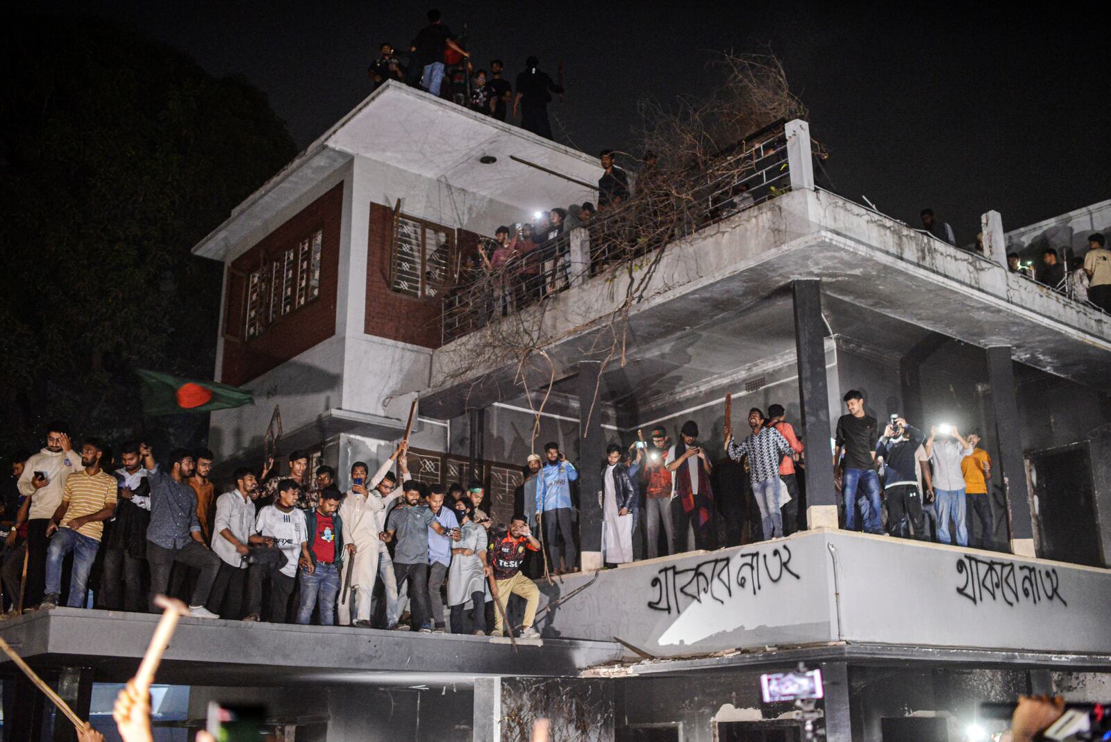 Protesters vandalize the residence of Sheikh Mujibur Rahman, Bangladesh's former leader and the father of the country's ousted Prime Minister Sheikh Hasina, at Dhanmondi, in Dhaka in Dhaka, Bangladesh, Wednesday, Feb. 5, 2025. (AP Photo/Mahmud Hossain Opu)