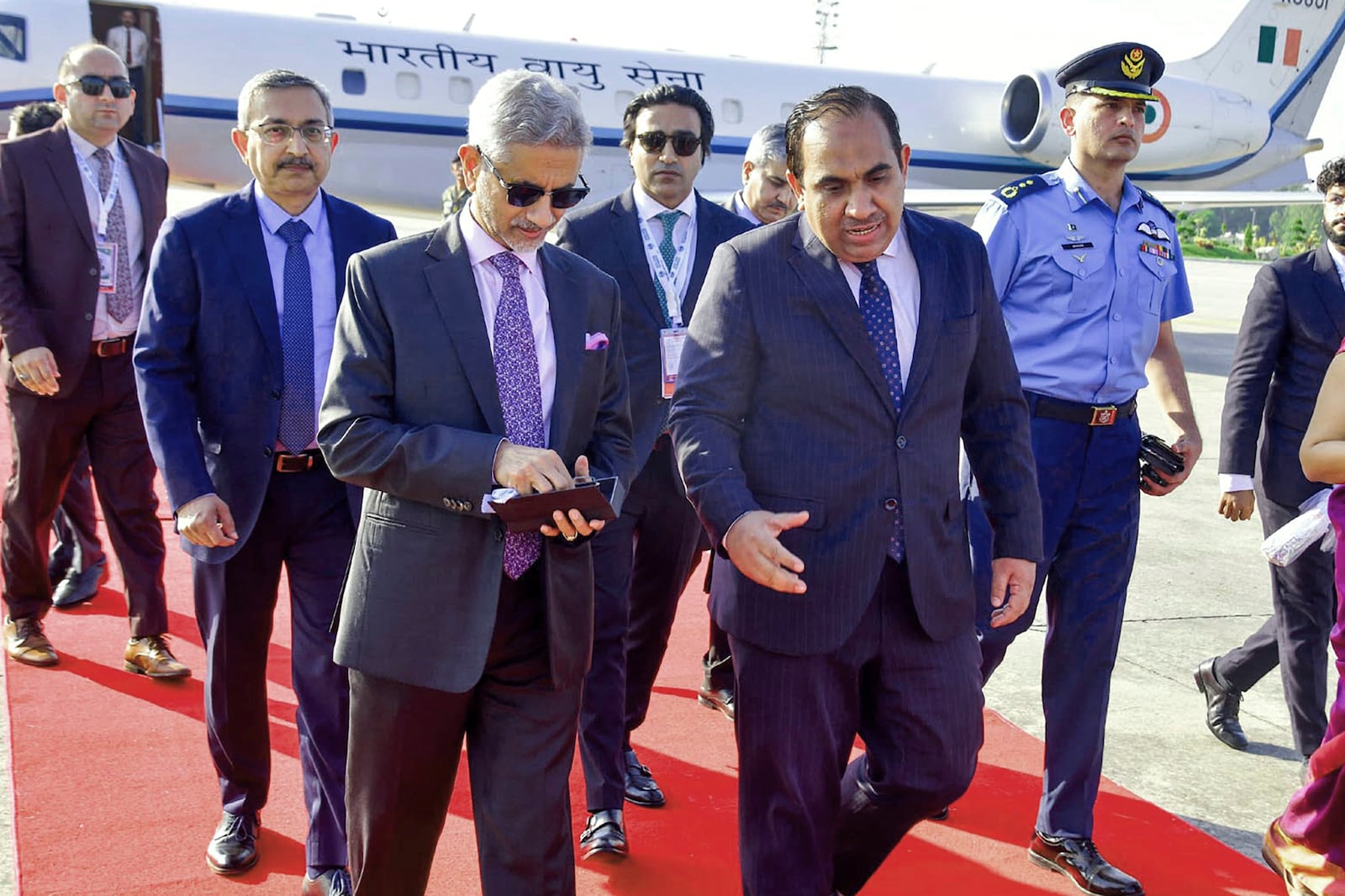 In this photo released by the Press Information Department, India's Minister for External Affairs Subrahmanyam Jaishankar, second left, walks with a Pakistani official Ilyas Nizami, center, upon his arrival at an airbase in Rawalpindi, Pakistan, Tuesday, Oct. 15, 2024. (Press Information Department via AP)