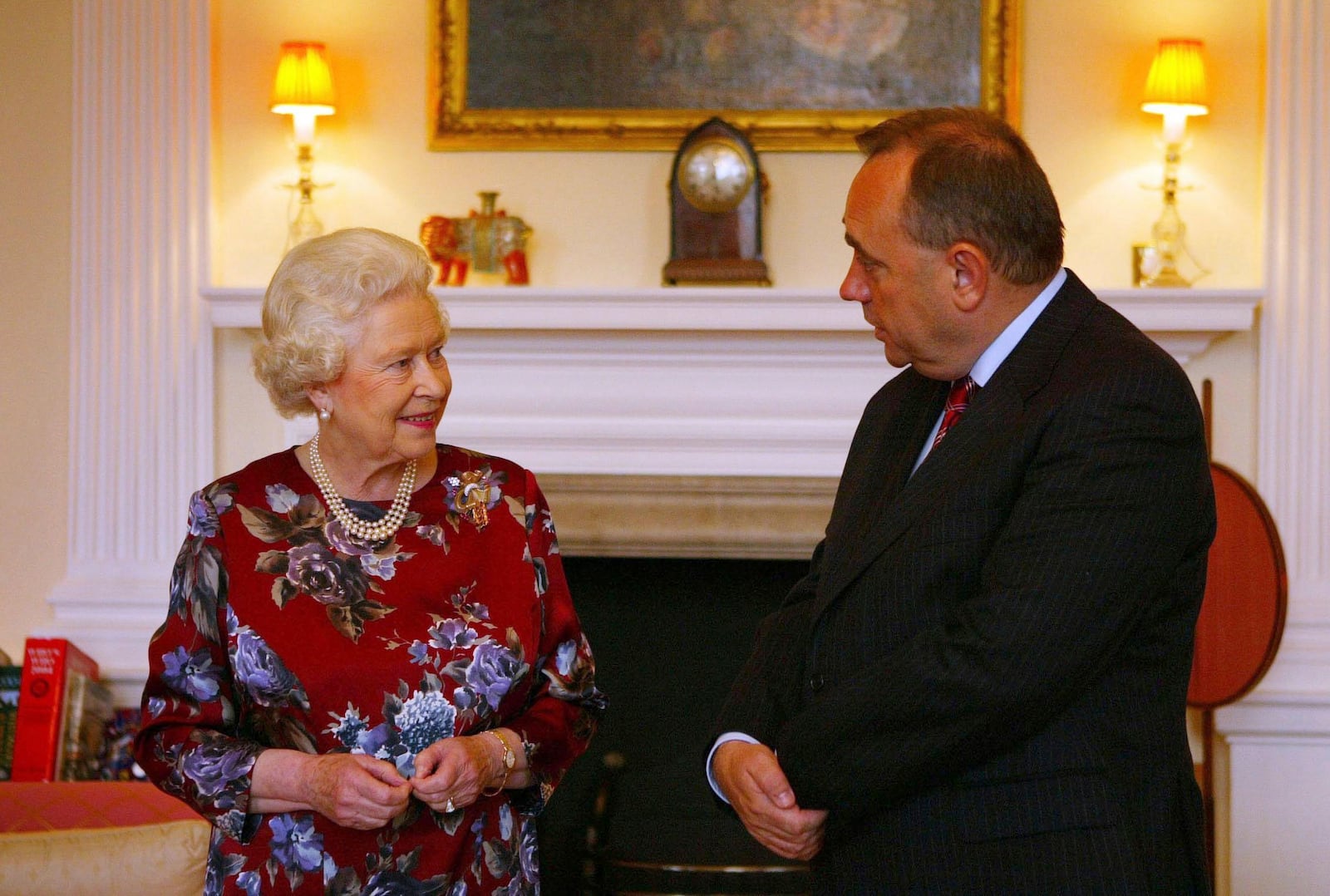 FILE - Queen Elizabeth II meets Scottish First Minister, Alex Salmond at Holyroodhouse on May 24, 2007. (David Cheskin/PA via AP)