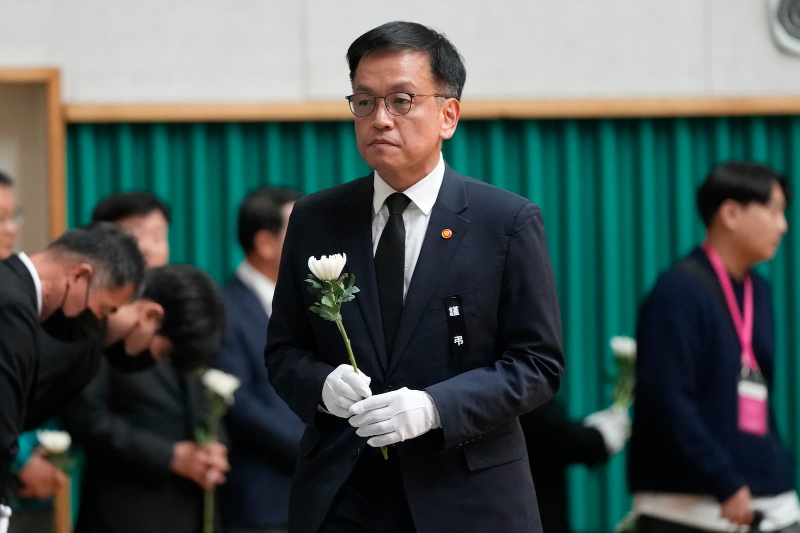 South Korea's acting President Choi Sang-mok arrives to pray for the victims on a plane which skidded off a runway and burst into flames, at a memorial altar at Muan sport park in Muan, South Korea, Monday, Dec. 30, 2024. (AP Photo/Ahn Young-joon)