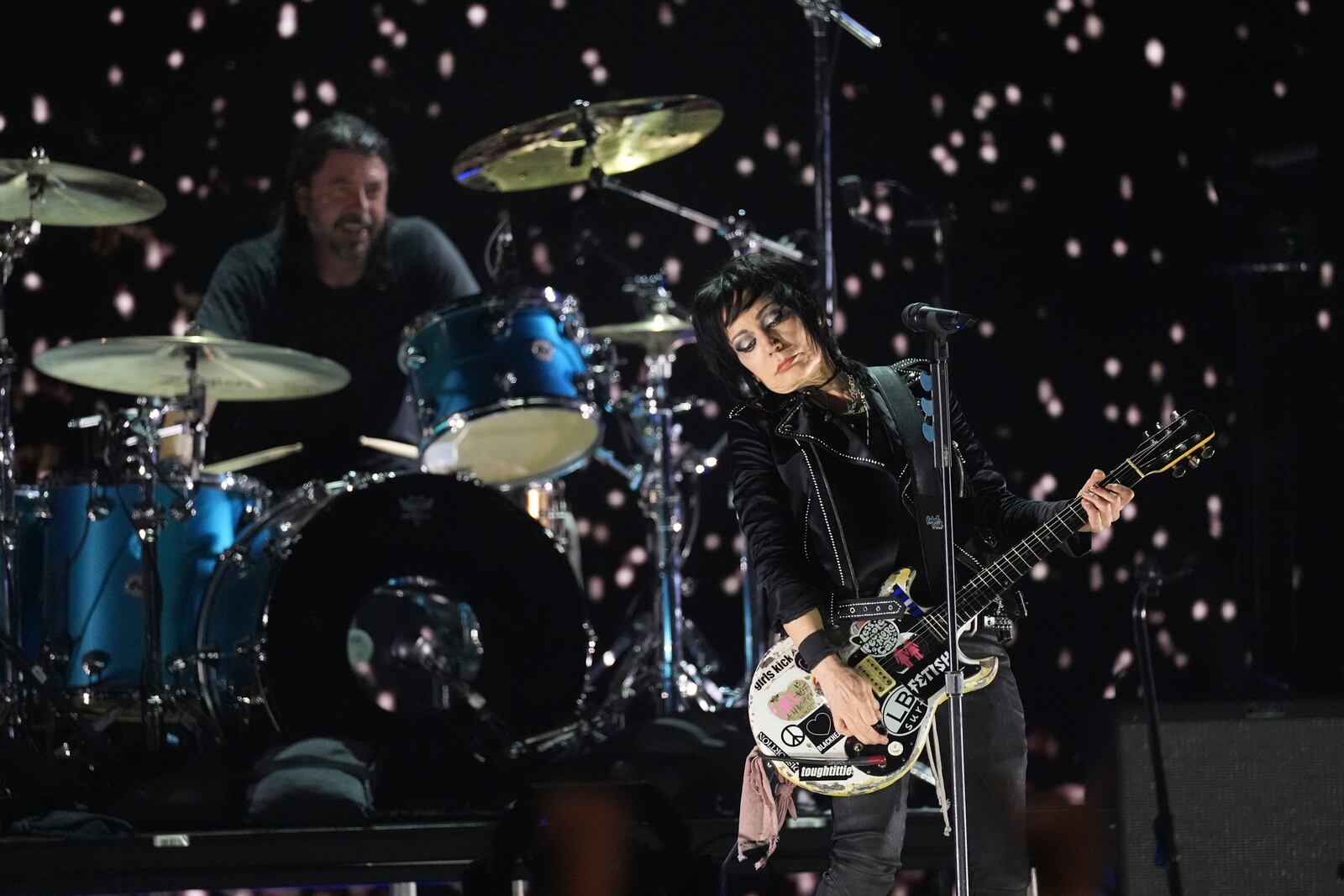 Joan Jett, right, performs with Dave Grohl of Nirvana during the FireAid benefit concert on Thursday, Jan. 30, 2025, at The Forum in Inglewood, Calif. (AP Photo/Chris Pizzello)