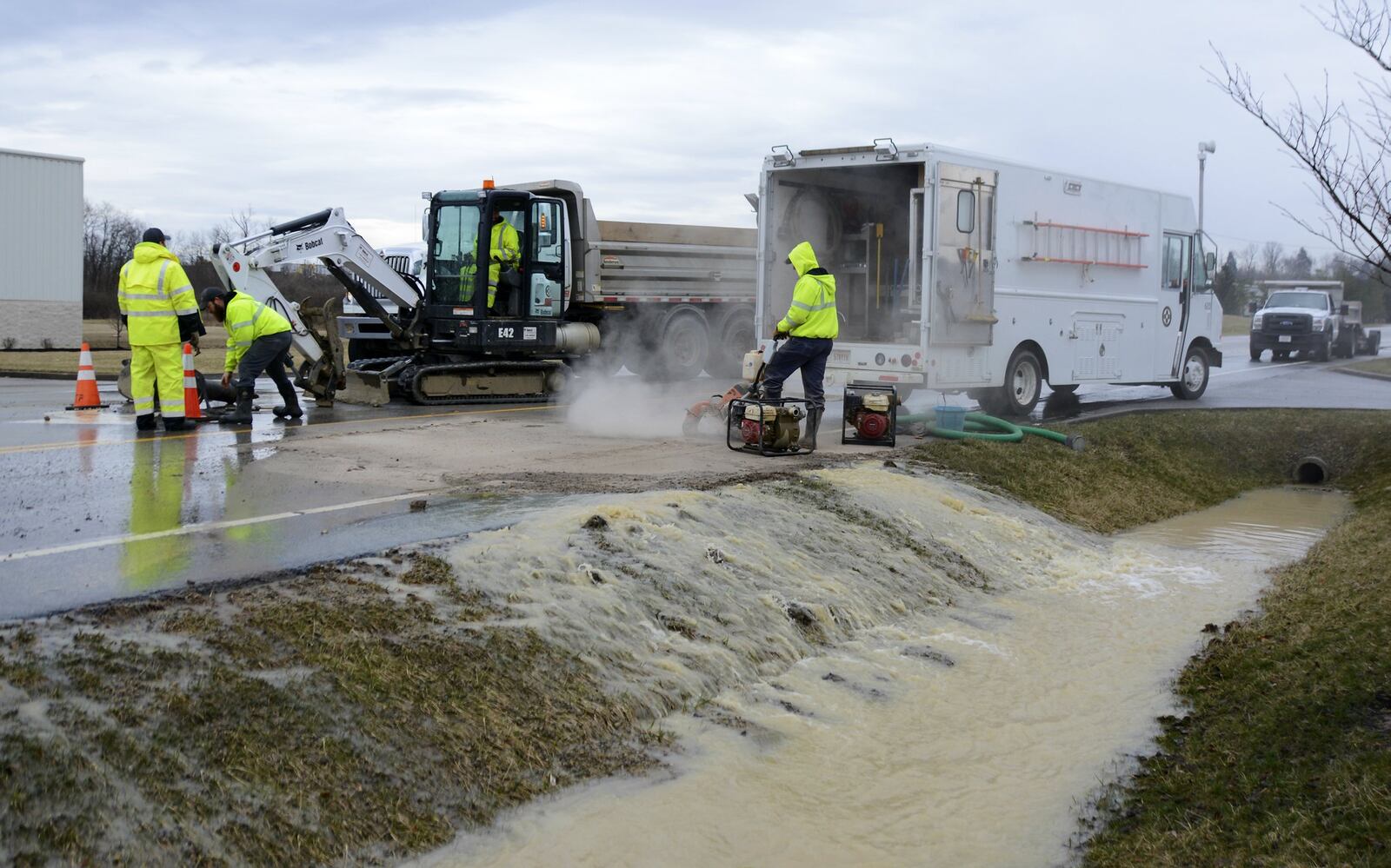 City of Fairfield crews begin repairing a water main break on Wednesday in front of Pacific Manufacturing Ohio on Seward Road. MICHAEL D. PITMAN/STAFF