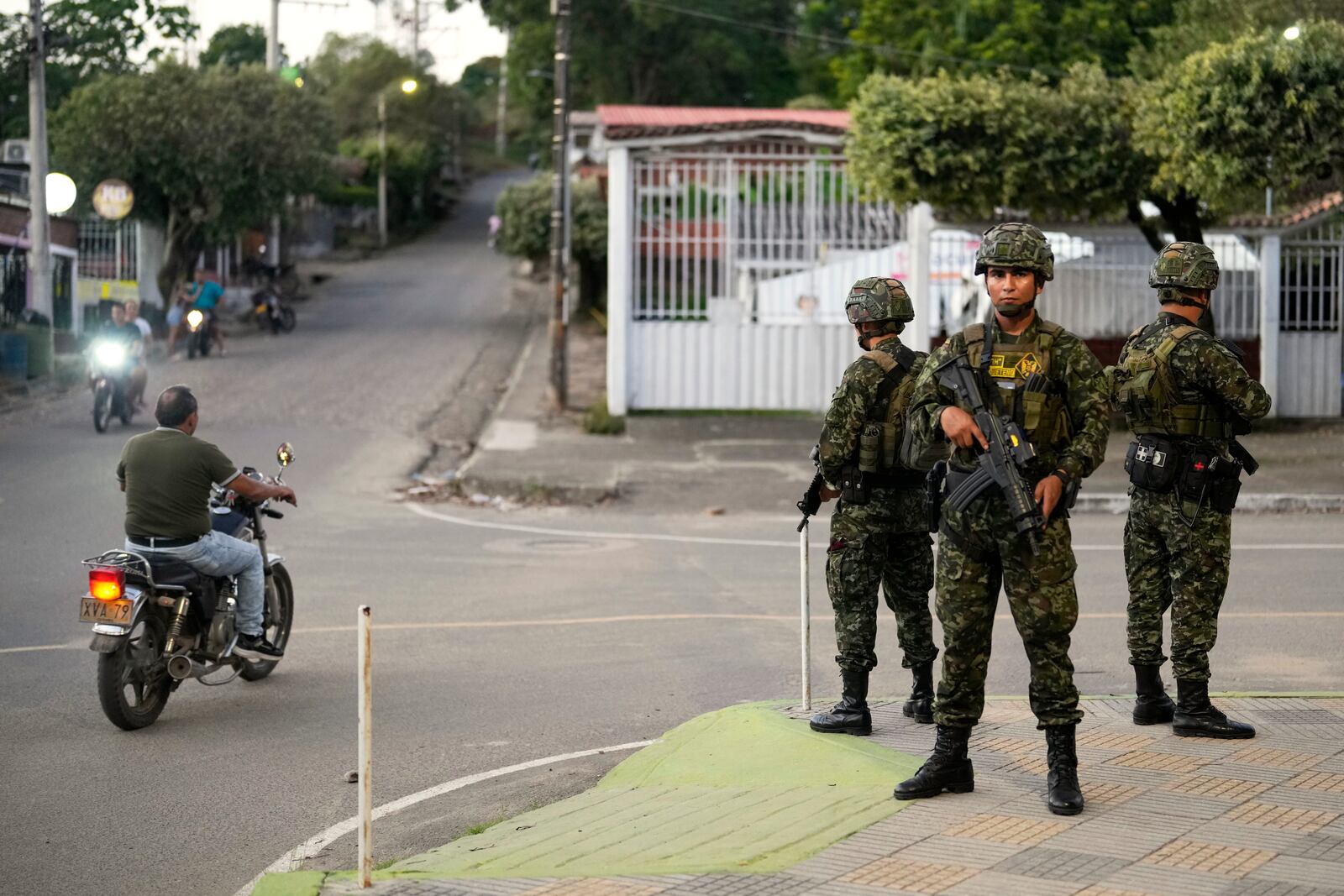 Soldiers patrol Tibu, Colombia, Monday, Jan. 20, 2025, following a spate of guerrilla attacks that have killed dozens of people and forced thousands to flee their homes in the Catatumbo region. (AP Photo/Fernando Vergara)