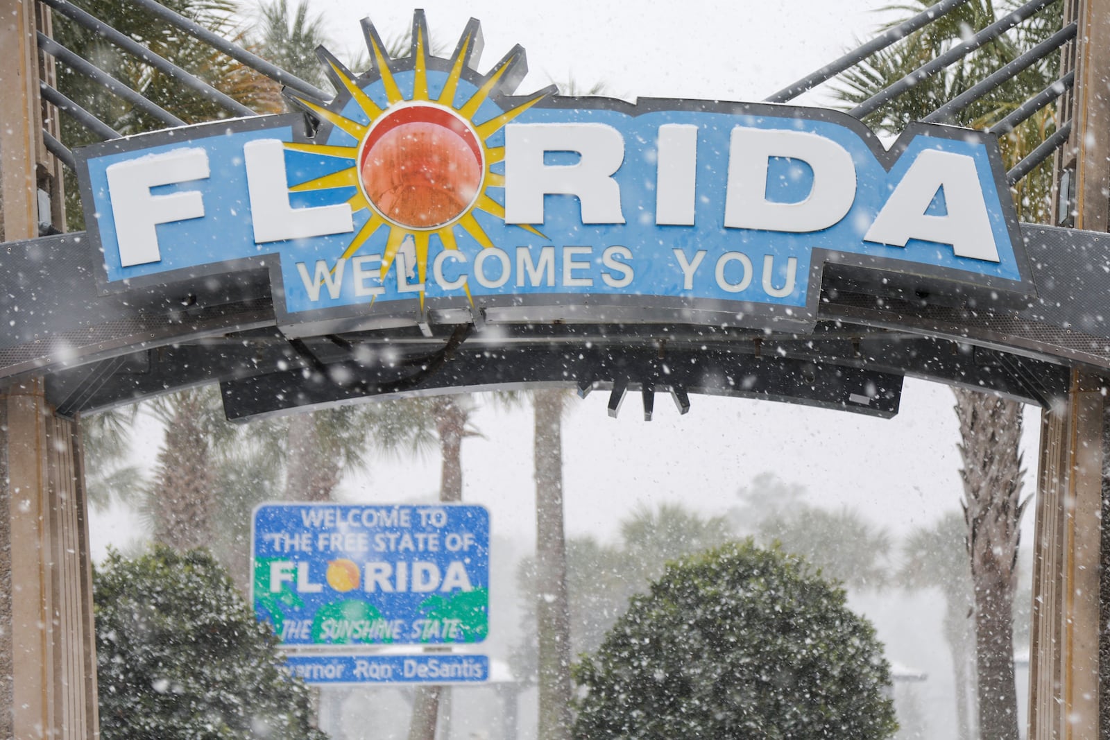 Heavy snow falls onto the Florida Welcome Center on Tuesday, Jan. 21, 2025 in Pensacola, Fla. (Luis Santana /Tampa Bay Times via AP)