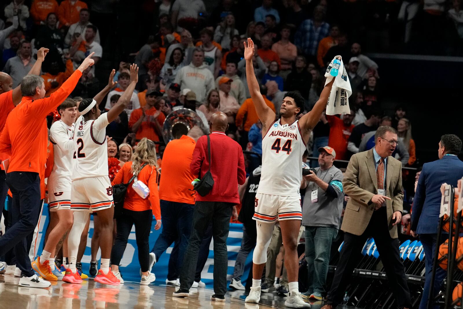 Auburn center Dylan Cardwell (44) celebrates a win against Creighton after the second half in the second round of the NCAA college basketball tournament, Saturday, March 22, 2025, in Lexington, Ky. (AP Photo/Brynn Anderson)