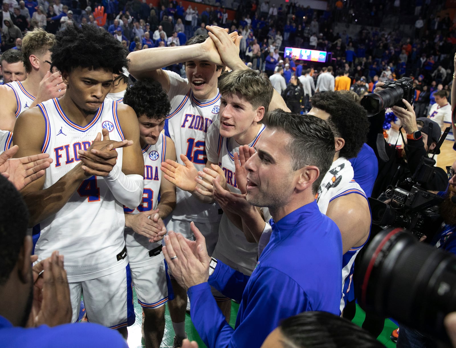 Florida head coach Todd Golden, right, and the rest of the Florida team celebrate defeating Tennessee 73-43 after an NCAA college basketball game Tuesday, Jan. 7, 2025, in Gainesville, Fla. (AP Photo/Alan Youngblood)