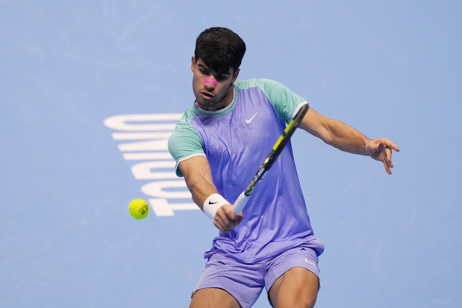 Spain's Carlos Alcaraz returns the ball to Germany's Alexander Zverev during their singles tennis match of the ATP World Tour Finals at the Inalpi Arena, in Turin, Italy, Friday, Nov. 15, 2024. (AP Photo/Antonio Calanni)