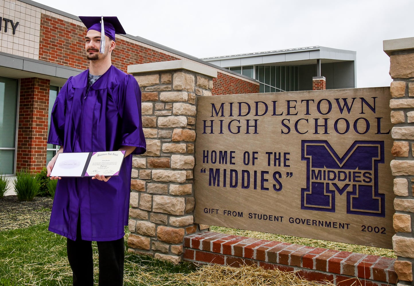 Middletown High School graduates drive up to receive diplomas