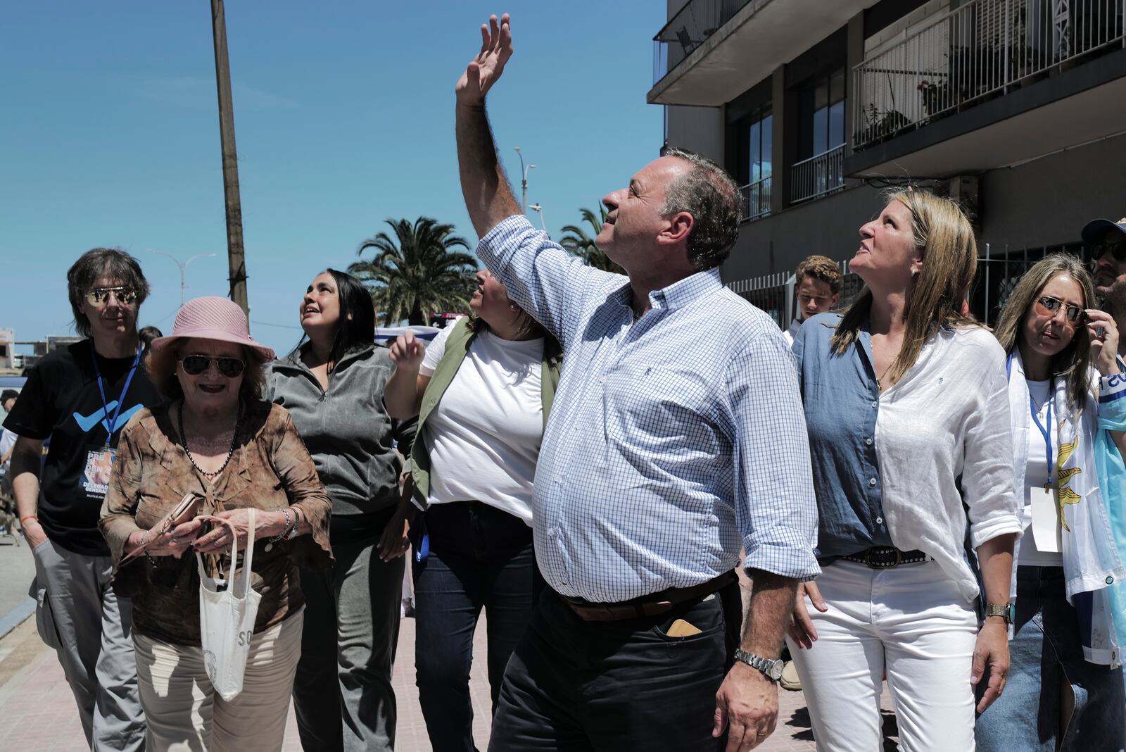 Alvaro Delgado, candidate for the ruling National Party, waves to supporters after voting accompanied by his wife Leticia Lateulade, right, in the presidential run-off election in Montevideo, Uruguay, Sunday, Nov. 24, 2024. (AP Photo/Jon Orbach)