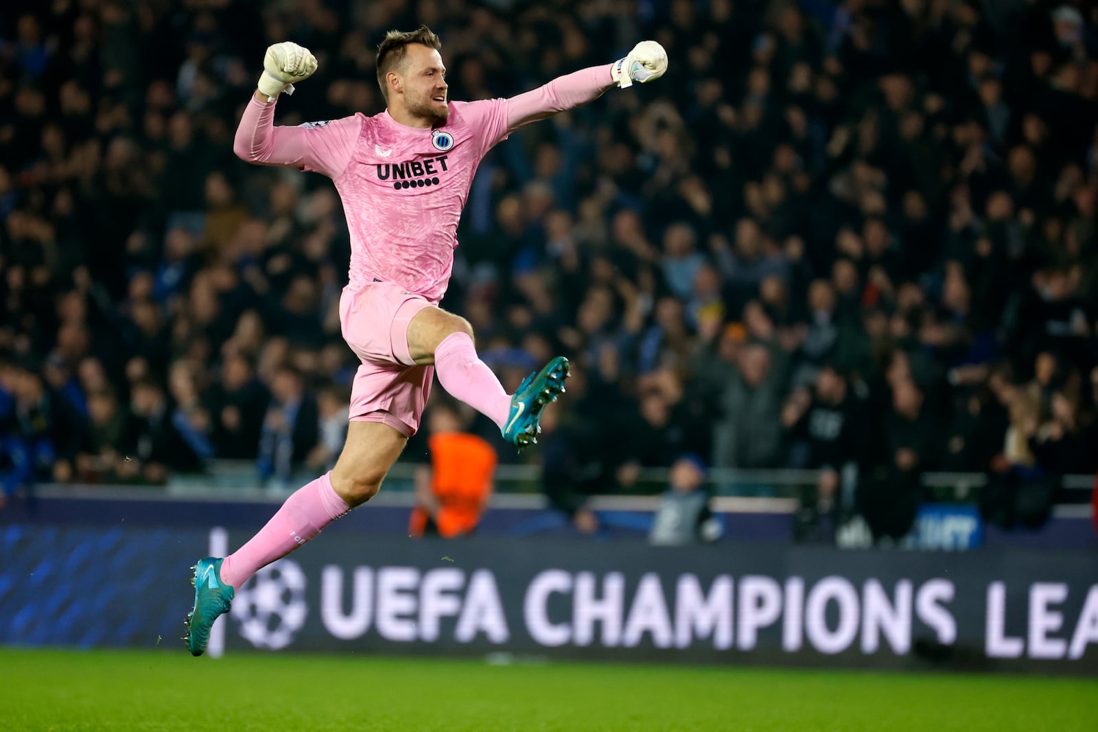 Brugge's goalkeeper Simon Mignolet celebrates after the Champions League opening phase soccer match between Club Brugge and Aston Villa at Jan Breydelstadion in Bruges, Belgium, Wednesday, Nov. 6, 2024. Brugge won the match 1-0. (AP Photo/Geert Vanden Wijngaert)