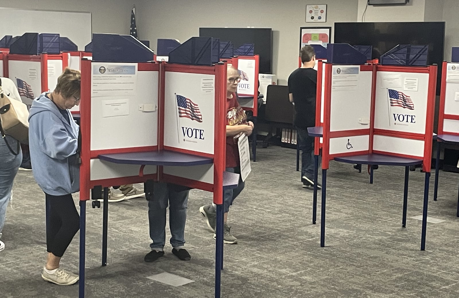 Hundreds of Warren County residents withstood long lines Sunday at the board of elections in Lebanon on the final day of early voting before casting ballots for the Nov. 5 general election. NICK BLIZZARD/STAFF