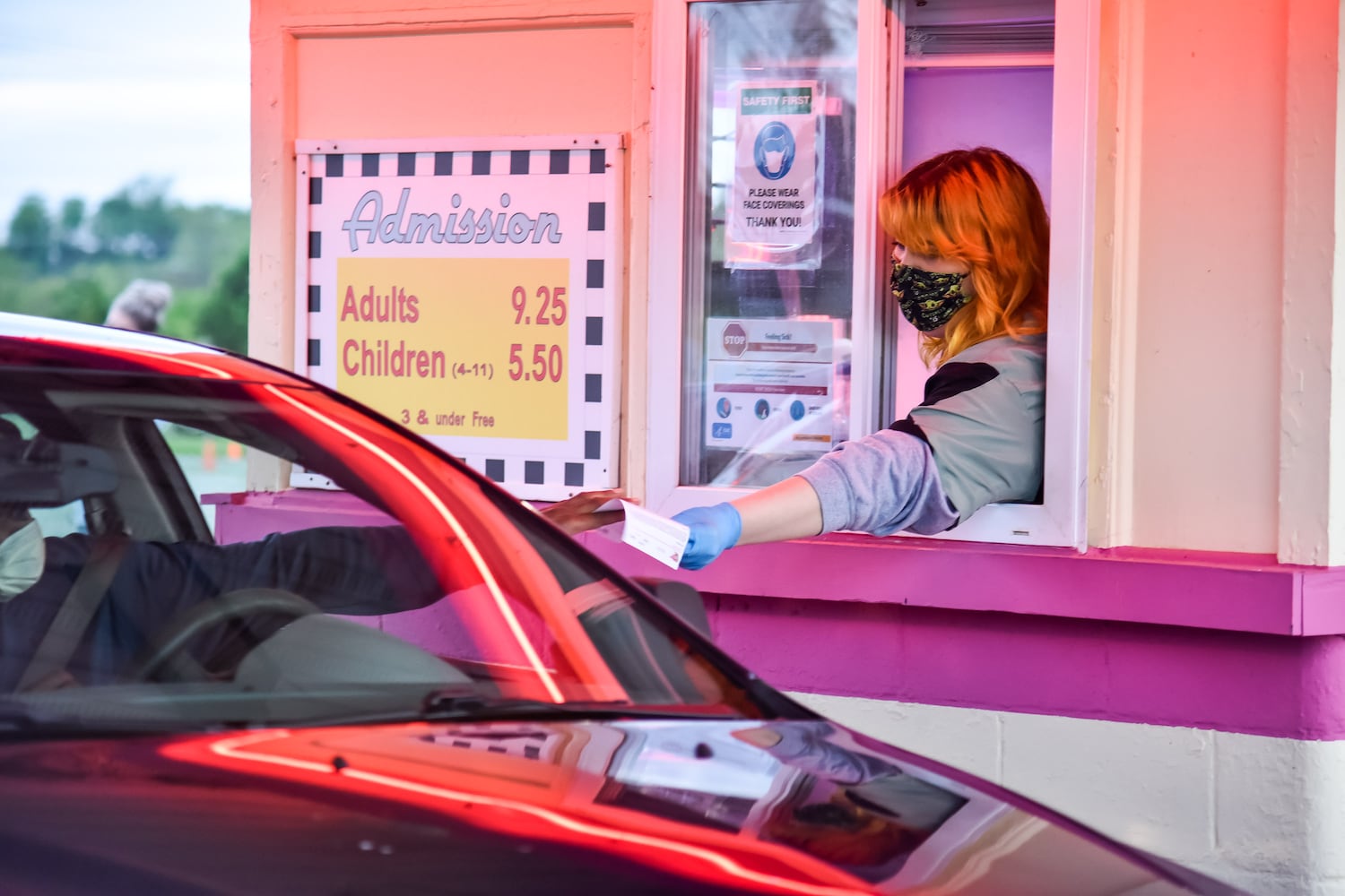 Hamilton High School seniors celebrate graduation at Holiday Auto Theatre drive-in