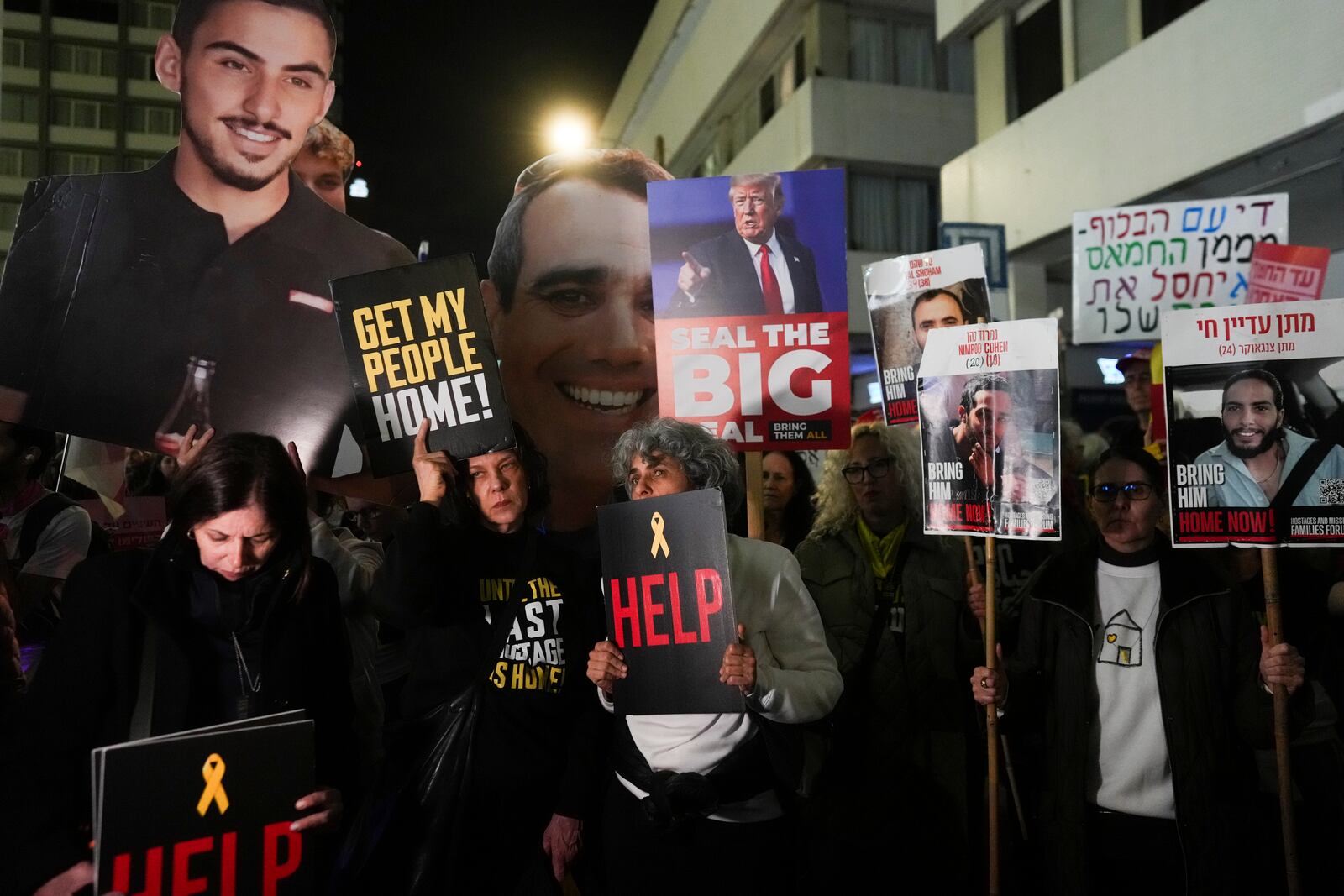 People attend a rally calling for the release of hostages held in the Gaza Strip, in front of the U.S. Embassy branch office in Tel Aviv, Israel, Tuesday, Feb. 4, 2025, ahead of the planned meeting between U.S. President Donald Trump and Israeli Prime Minister Benjamin Netanyahu. (Photo/Ohad Zwigenberg)