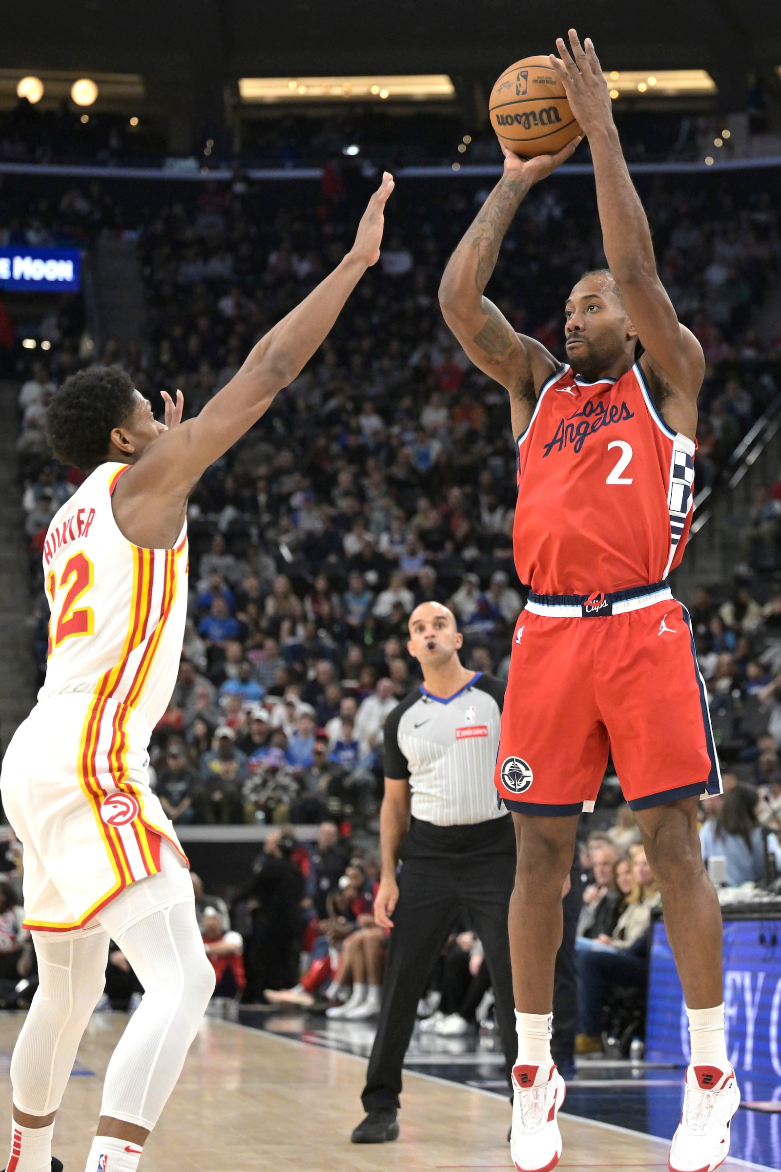 Los Angeles Clippers forward Kawhi Leonard (2) shoots over Atlanta Hawks forward De'Andre Hunter during the second half of an NBA basketball game Saturday, Jan. 4, 2025, in Los Angeles. (AP Photo/Jayne-Kamin-Oncea)