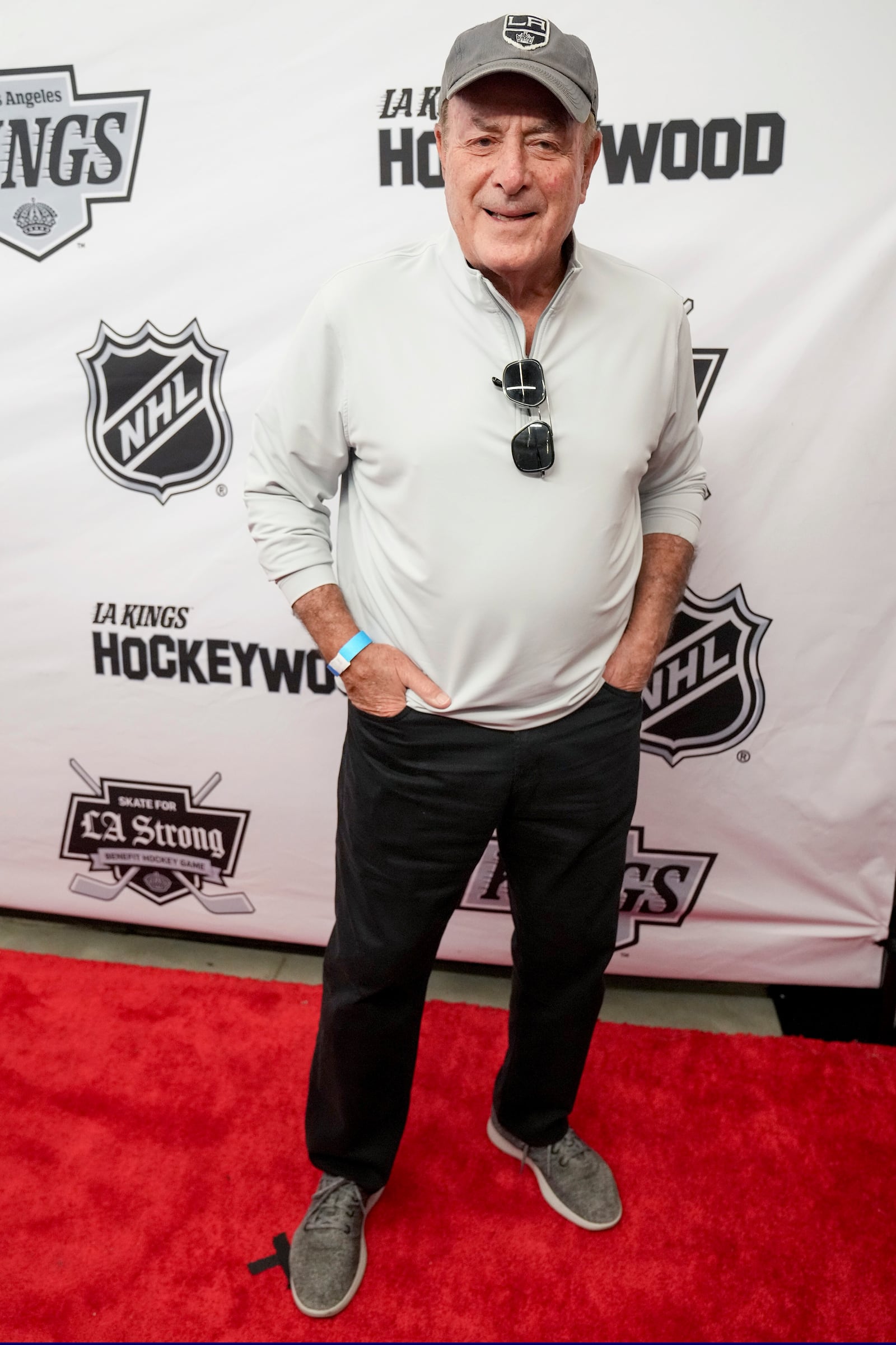 Team Blue coach commentator Al Michaels poses during the Skate for LA Strong celebrity hockey game, Sunday, Feb. 23, 2025, in Los Angeles. (AP Photo/Eric Thayer)