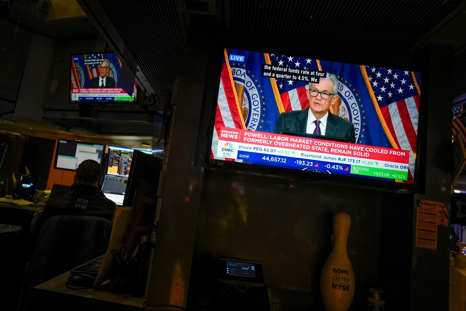 Screens display a news conference by Federal Reserve Chair Jerome Powell on the floor of the New York Stock Exchange in New York, Wednesday, Jan. 29, 2025. (AP Photo/Seth Wenig)