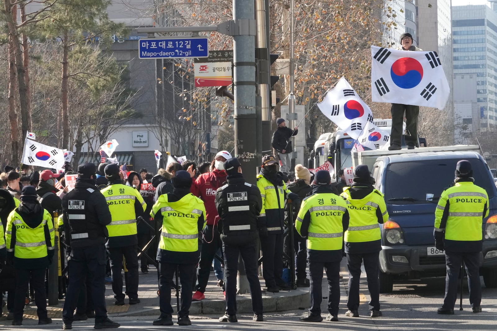 Supporters of impeached South Korean President Yoon Suk Yeol stage a rally to oppose his impeachment outside the Seoul Western District Court in Seoul, South Korea, Saturday, Jan. 18, 2025. (AP Photo/Ahn Young-joon)