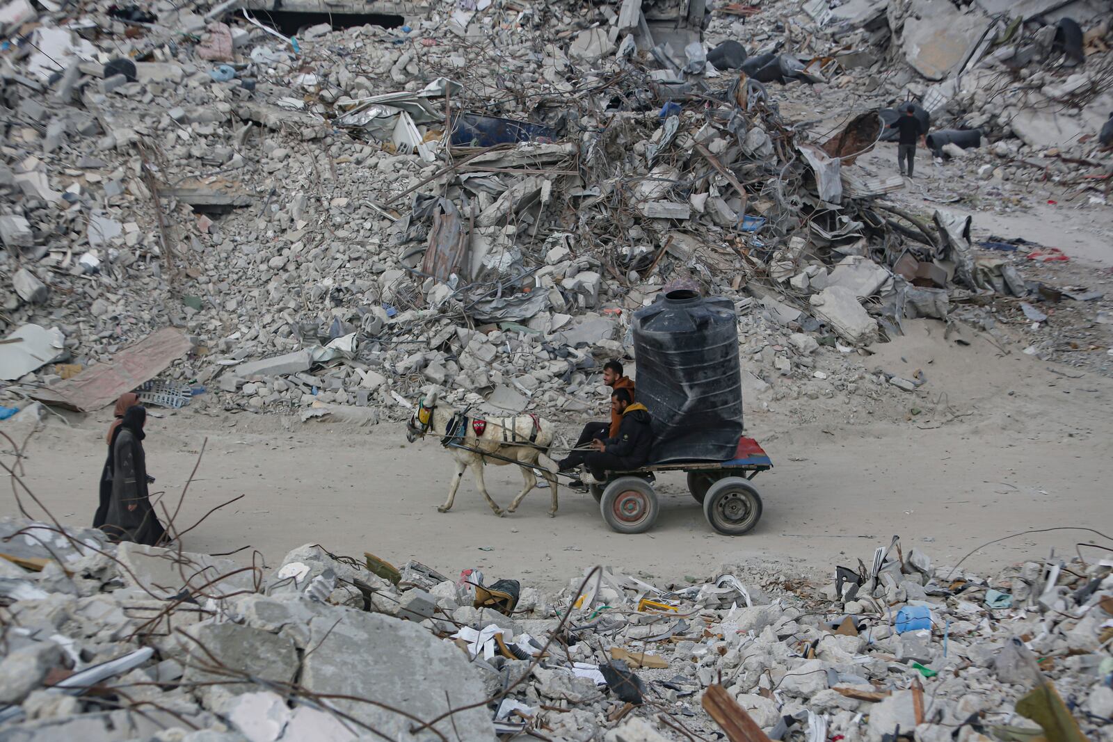 Displaced Palestinians return to Rafah, Gaza Strip, Monday, Jan. 20, 2025 a day after the ceasefire deal between Israel and Hamas went into effect. (AP Photo/Jehad Alshrafi)