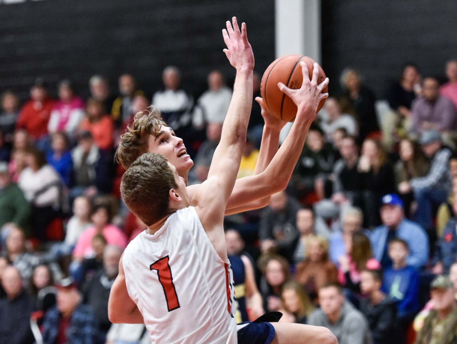 Monroe’s Sam Jeffers drives to the hoop as Franklin’s Jared Kinzer defends during Friday night’s game at Darrell Hedric Gym in Franklin. NICK GRAHAM/STAFF