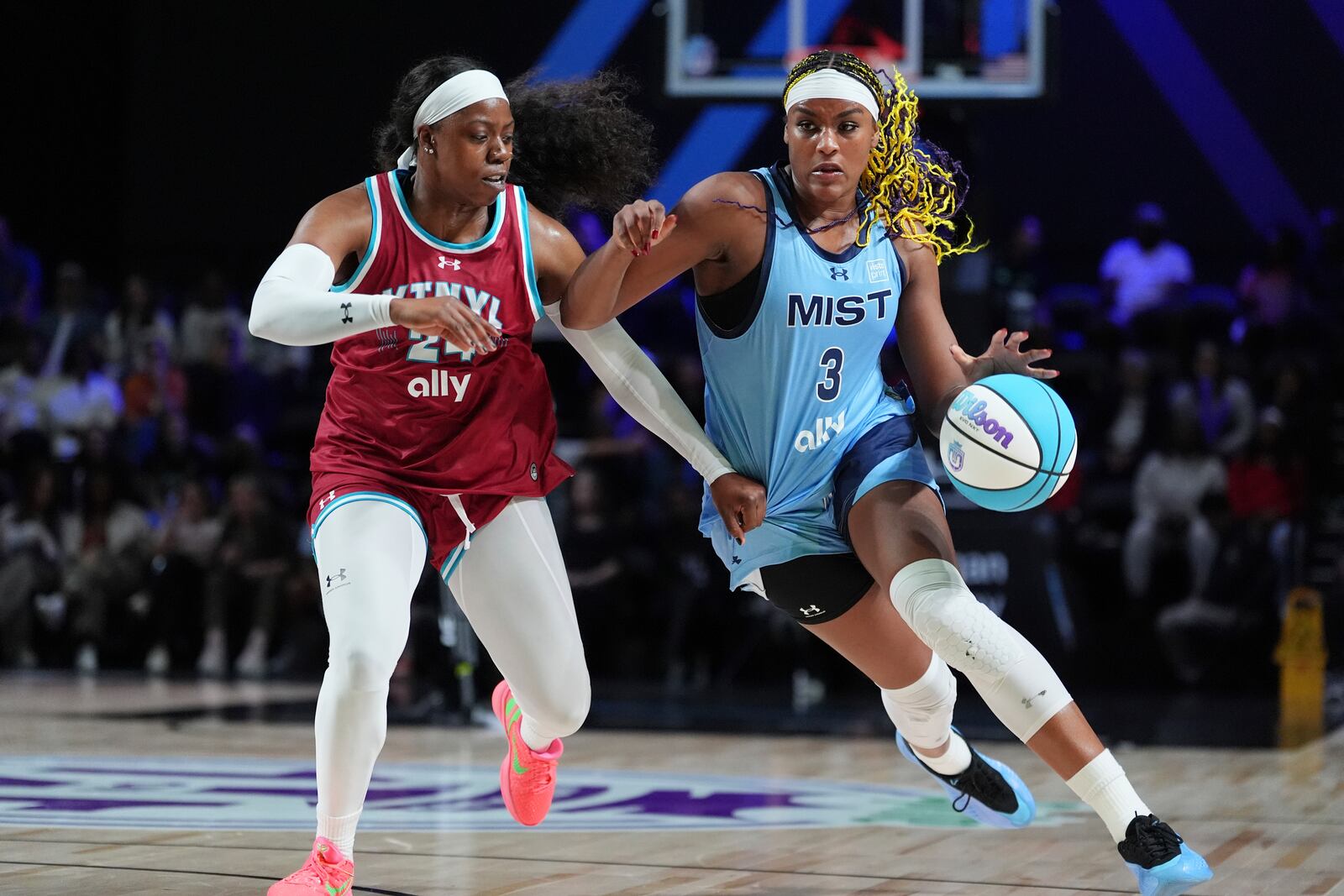 Aaliyah Edwards, right, drives past Arike Ogunbowale on her way to winning in their Unrivaled 1-on-1 basketball semifinal, Friday, Feb. 14, 2025, in Medley, Fla. (AP Photo/Rebecca Blackwell)