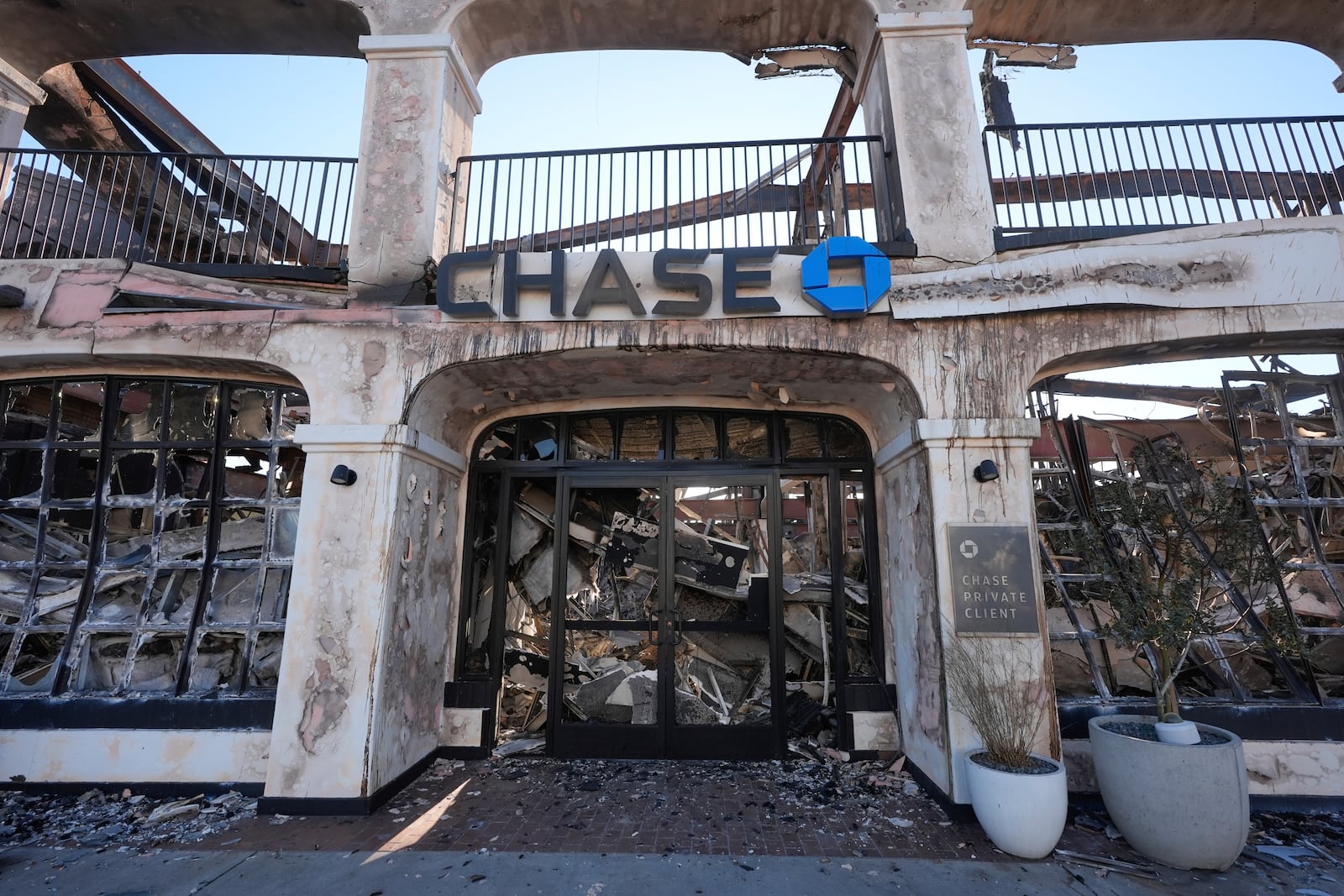 A Chase Bank branch destroyed by the Palisades Fire is seen in the Pacific Palisades neighborhood of Los Angeles, Monday, Jan. 13, 2025. (AP Photo/Richard Vogel)