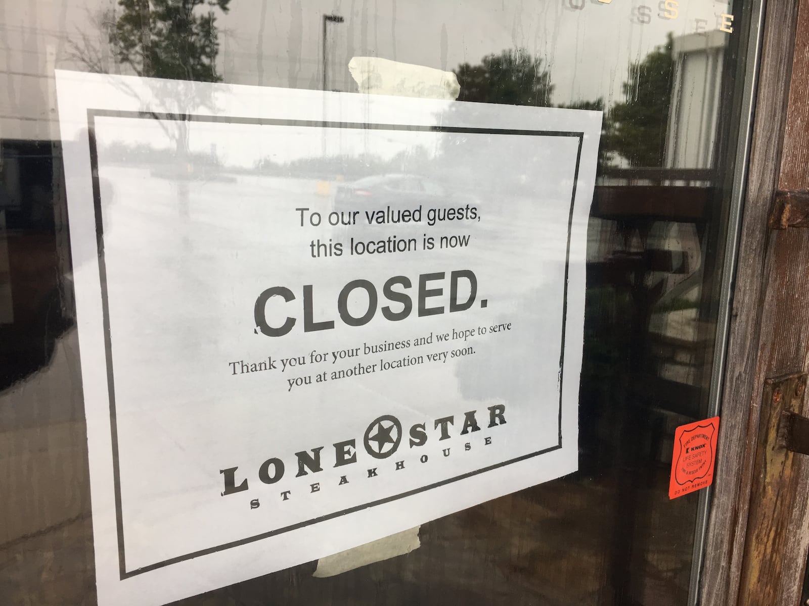 A sign taped Monday to the front door at Lone Star Steakhouse informed customers the Middletown restaurant had closed. 