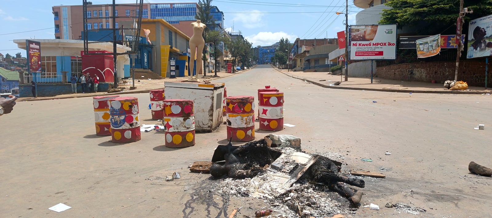 A charred body lies on an empty streets in Bukavu, eastern Congo, Saturday, Feb. 15, 2025. (AP Photo/Janvier Barhahiga)