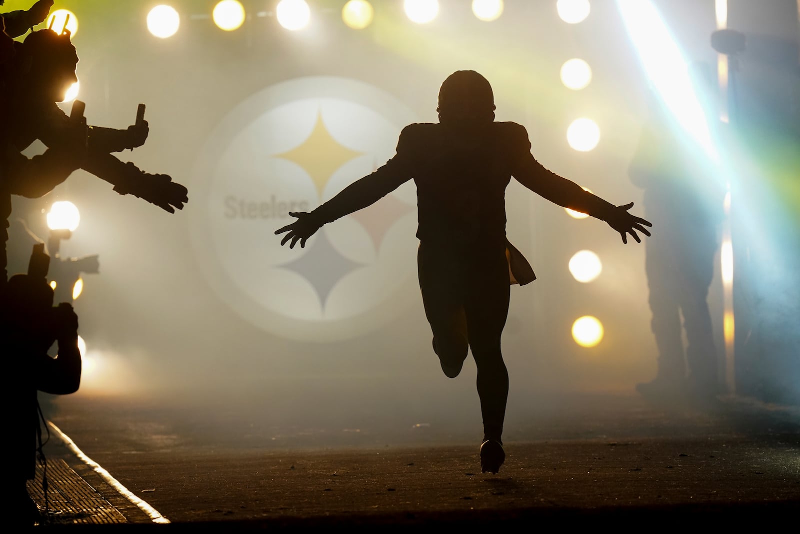 Pittsburgh Steelers quarterback Russell Wilson runs onto the field as he is introduced before an NFL football game against the Cincinnati Bengals in Pittsburgh, Saturday, Jan. 4, 2025. (AP Photo/Matt Freed)