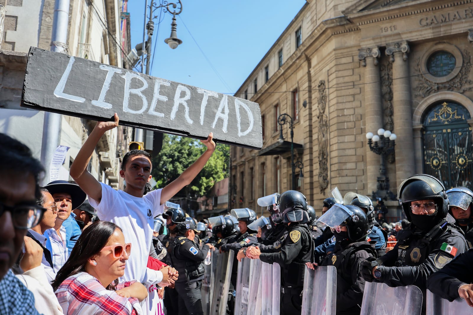 A supporter of bullfighting holds a sign that reads in Spanish "Freedom" outside Mexico's City's Congress where lawmakers are expected to debate its continuation in Mexico City, Tuesday, March 18, 2025. (AP Photo/Ginnette Riquelme)