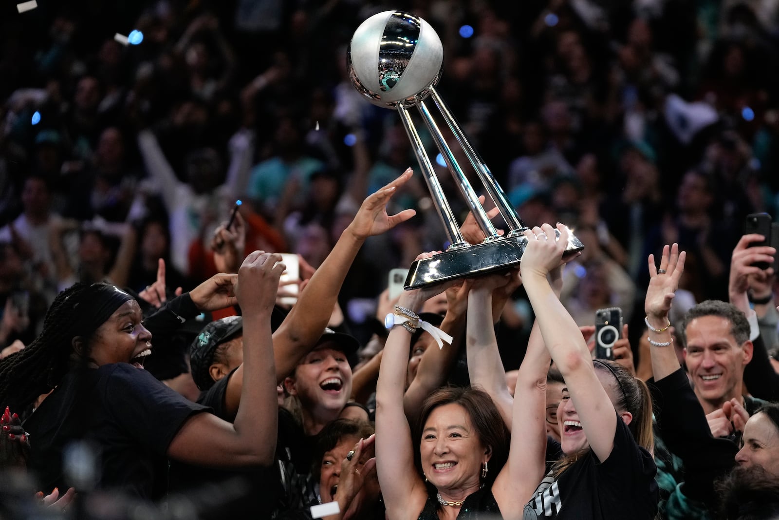 The New York Liberty hold up the championship trophy after defeating the Minnesota Lynx in Game 5 of the WNBA basketball final series, Sunday, Oct. 20, 2024, in New York. (AP Photo/Pamela Smith)