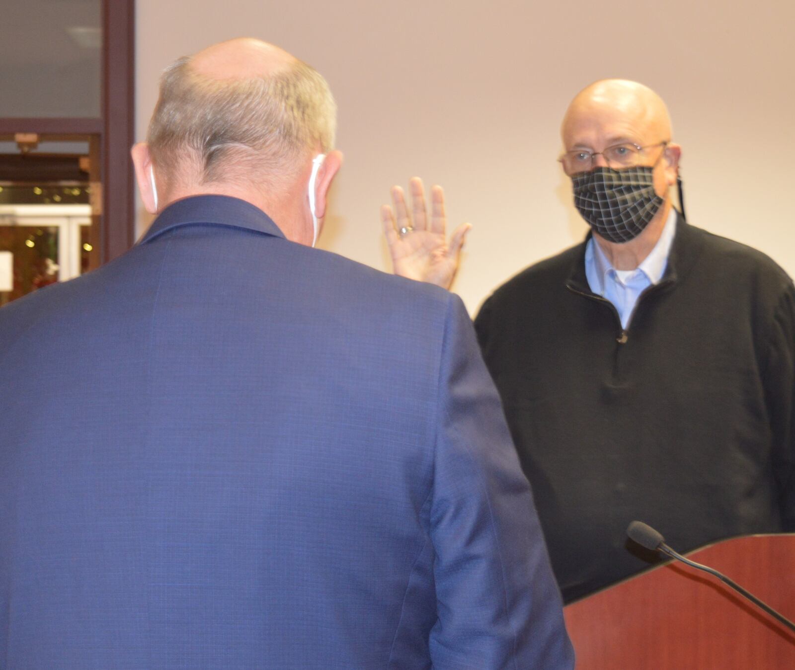 Bill Snavely is shown taking his oath of office to serve as Oxford’s mayor for the next two years. He was elected by the new Council at their organizational meeting. The oath was administered by City Law Director Chris Conard. CONTRIBUTED/BOB RATTERMAN