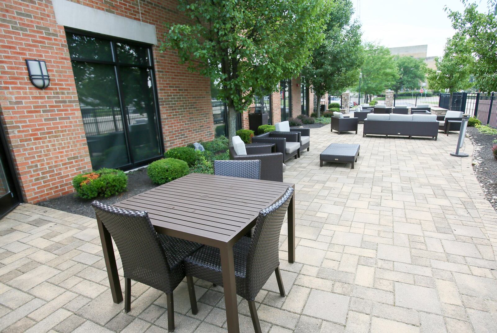 An outdoor gathering space at the Courtyard by Marriott Hamilton. 