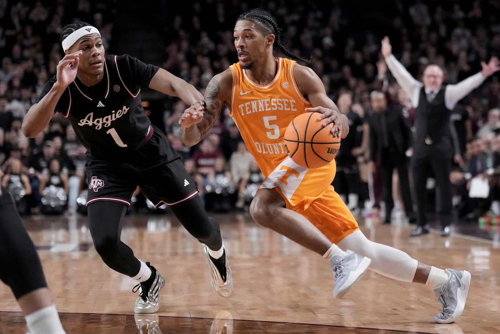 Tennessee guard Zakai Zeigler (5) drives the lane against Texas A&M guard Zhuric Phelps (1) during the second half of an NCAA college basketball game Saturday, Feb. 22, 2025, in College Station, Texas. (AP Photo/Sam Craft)